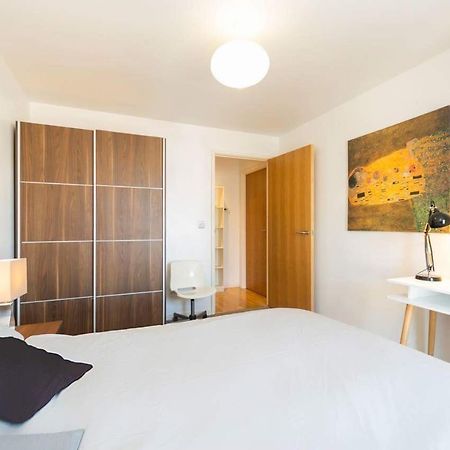Room With Private Bathroom In A Modern Two Bedroom Two Bathroom Flat Londres Exterior foto